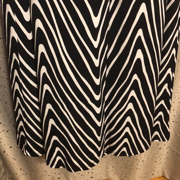 Avenue Black and White Dress - Picture 6 of 8